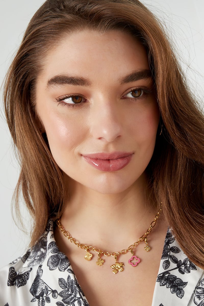 ketting met klaver- en bloemenbedels