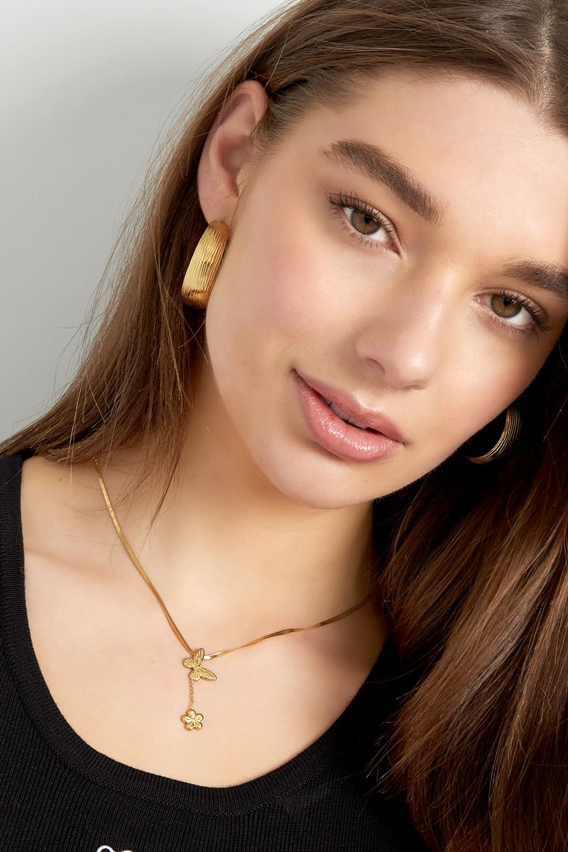 klassieke ketting met vlinder en bloem bedel