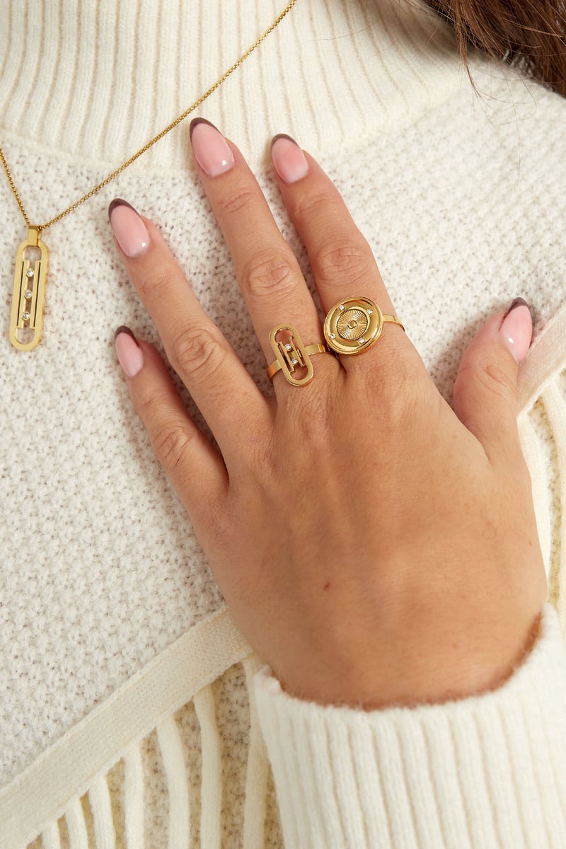 ring rond met steentjes