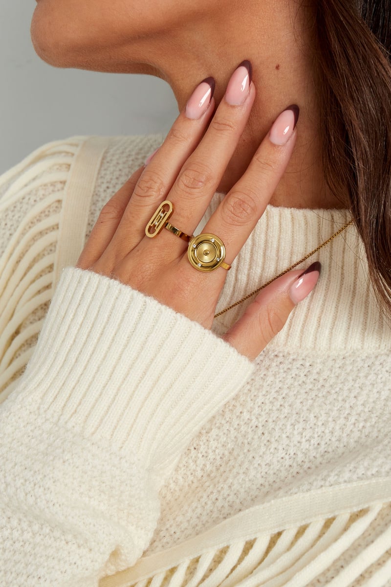 ring rond met steentjes