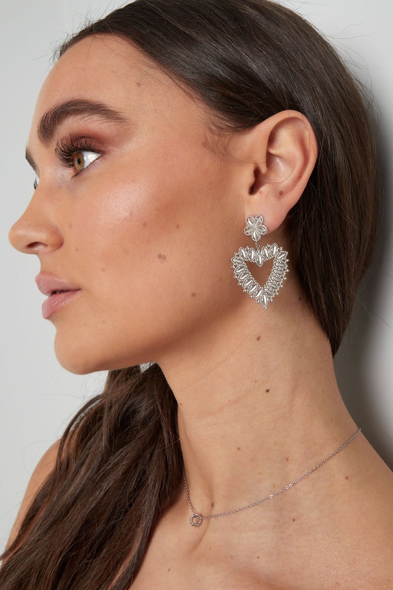 bloem oorbellen met hartvorm hanger