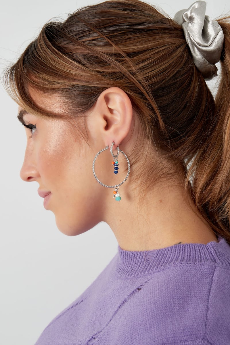 gedraaide oorringen met bedel natuursteen