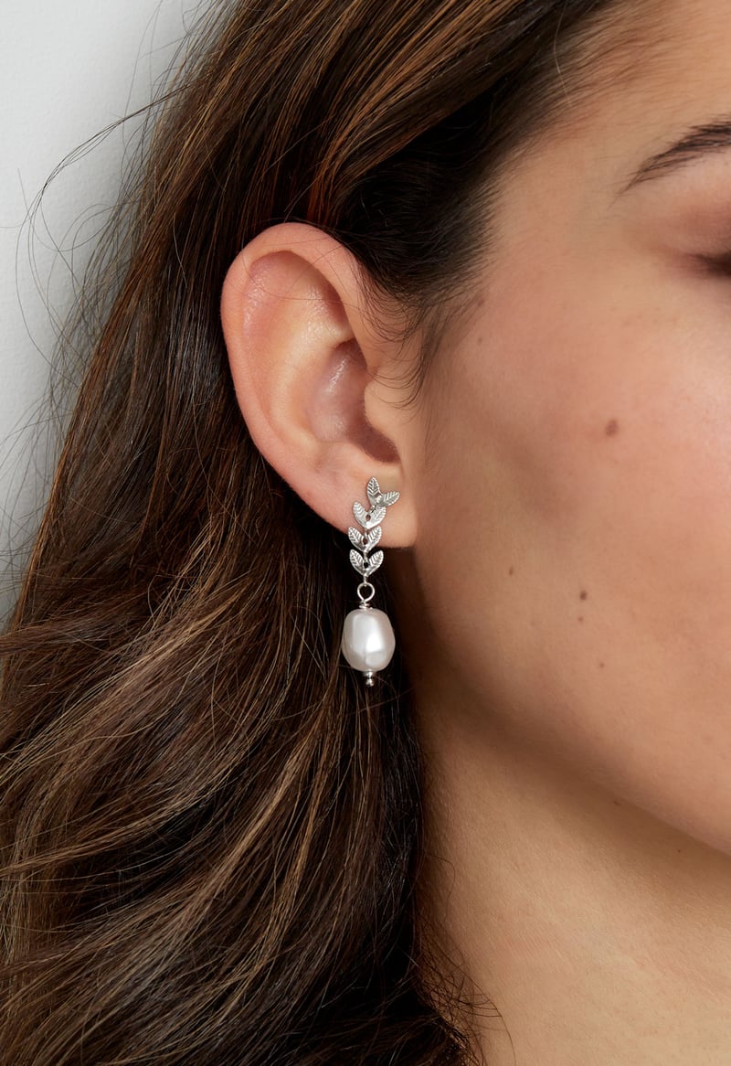 oorbellen met blaatjes en parel