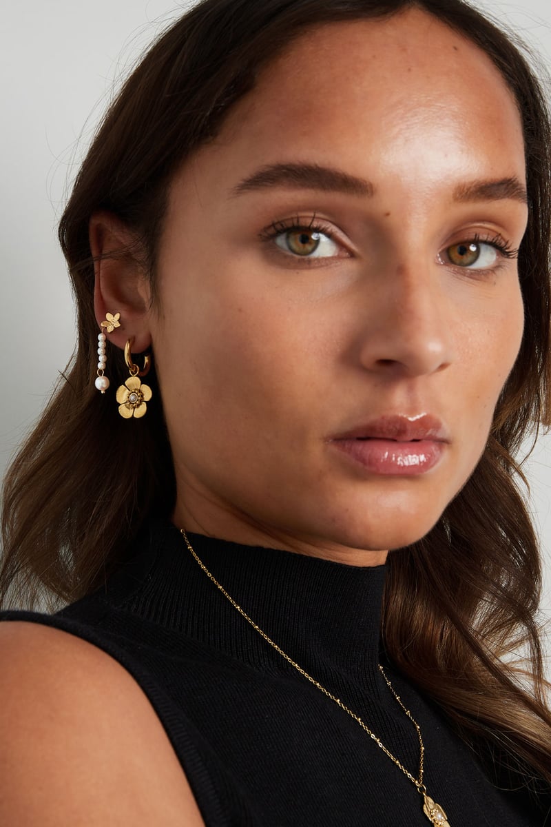 bloemen met parelhanger