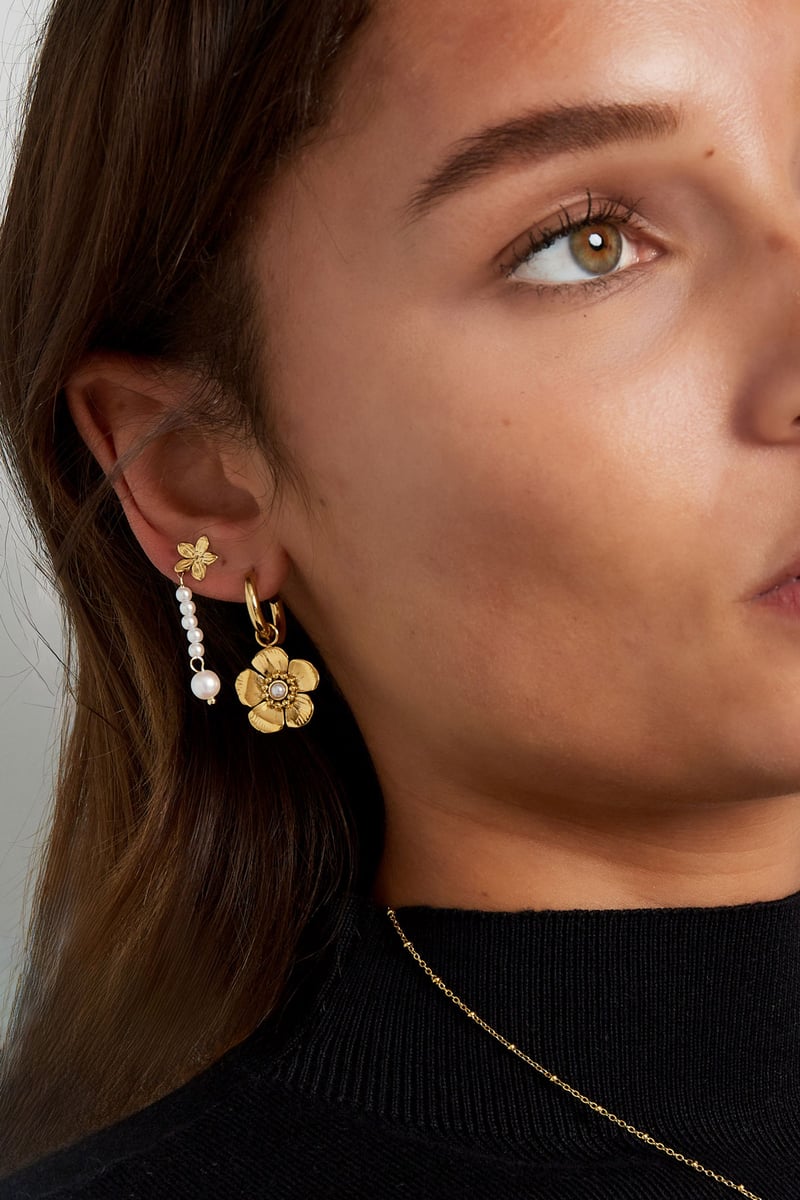 bloemen met parelhanger