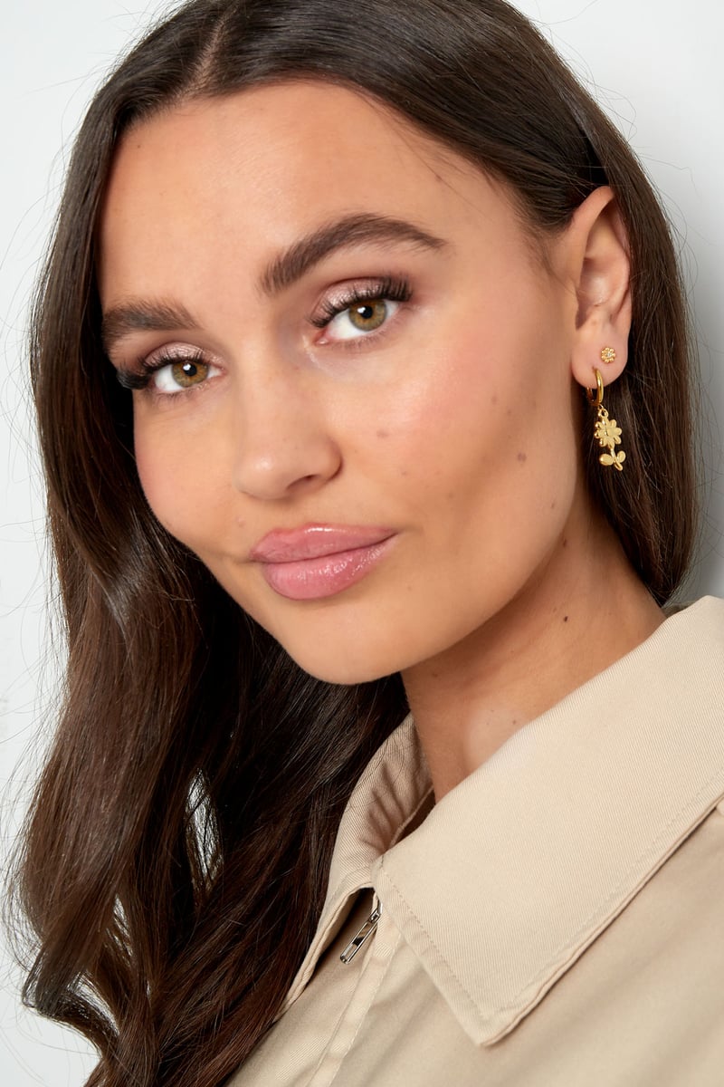 basic oorbellen met bloem bedels