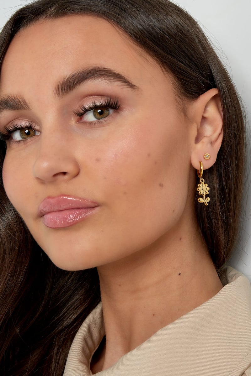 basic oorbellen met bloem bedels