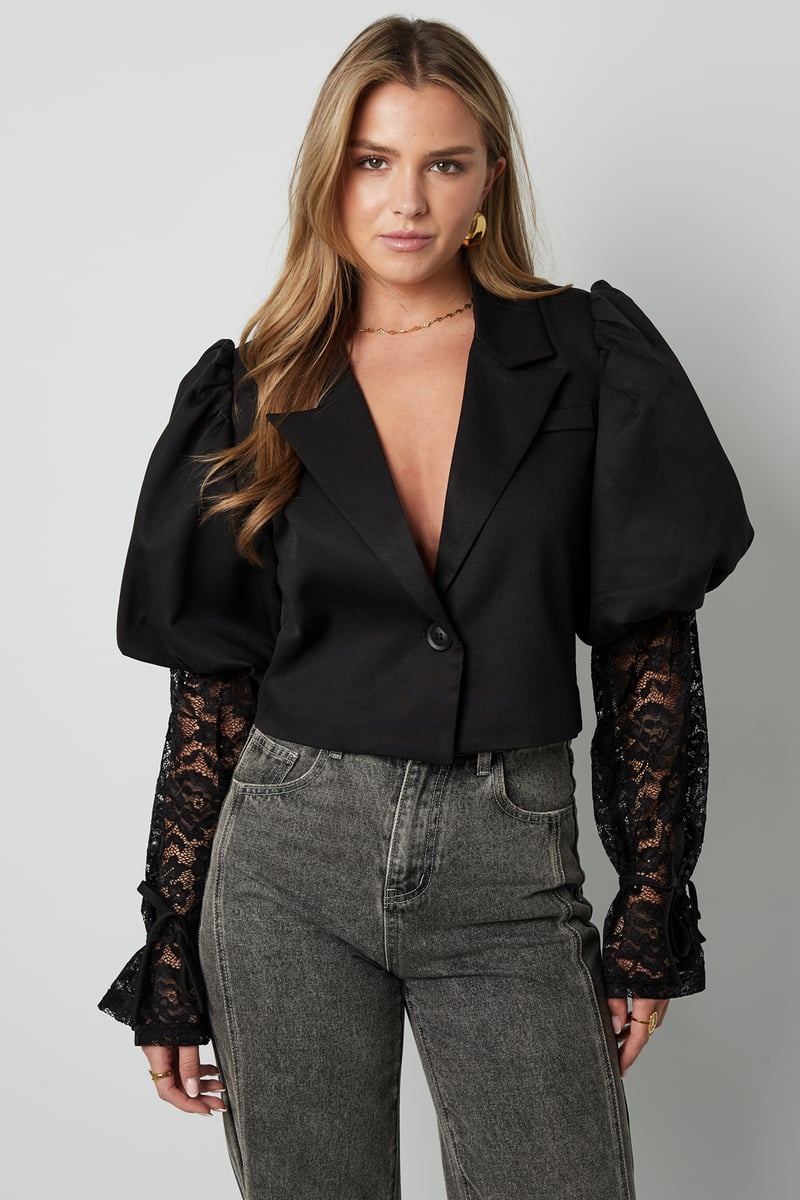 Trendy korte blazer met kant