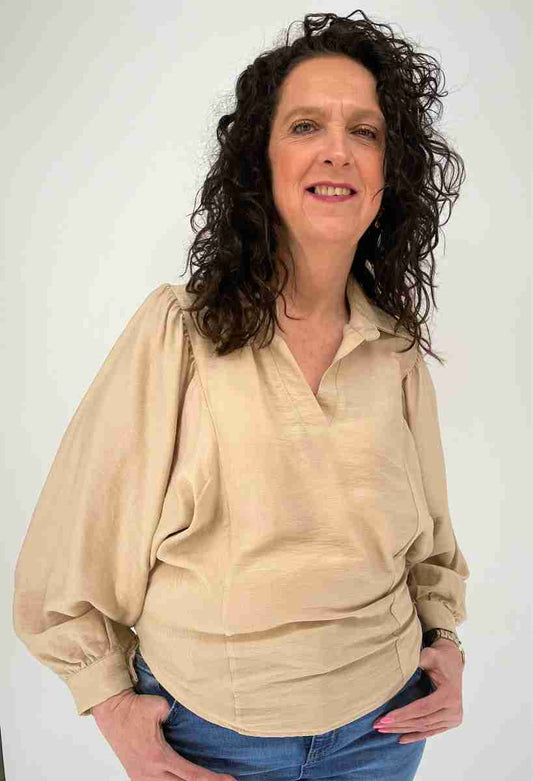 beige top vlindermouwen
