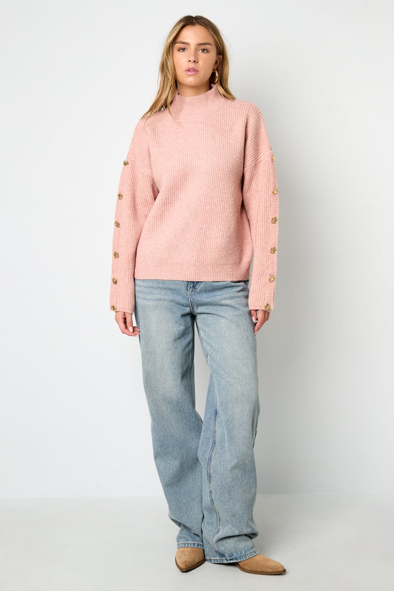 Trui met knopen op de mouwen